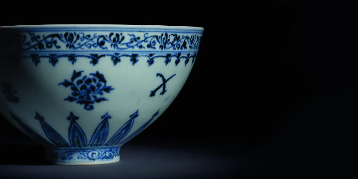 Blå och vit porslinsskål från Mingdynastin, Yongle-perioden. Foto © Sotheby's