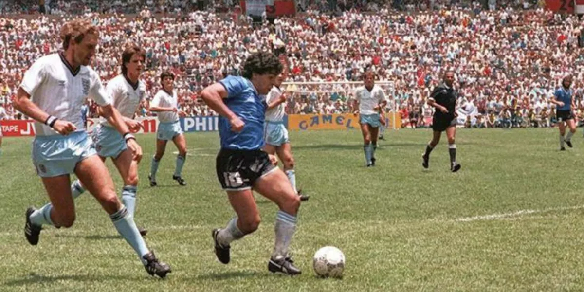 Maradona poco prima di segnare il "gol del secolo" (quattro minuti dopo il gol della "mano di Dio") contro l'Inghilterra a Messico 1986. Immagine di pubblico dominio (dettaglio)