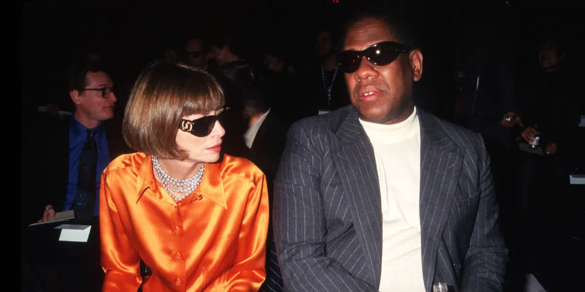 Sfilata di moda 7th On Sixth. La direttrice della rivista Vogue Anna Wintour e Andre Leon Tilley assistono alla sfilata 7th on Sixth il 30 ottobre 1996 a New York. La sfilata 7th on Sixth si tiene per presentare in anteprima le collezioni dei più prestigiosi stilisti del mondo, tra cui Donna Karan, Calvin Klein, Ralph Lauren, Nicole Miller e altri. (Foto di Evan Agostini/Liaison) (dettaglio)
