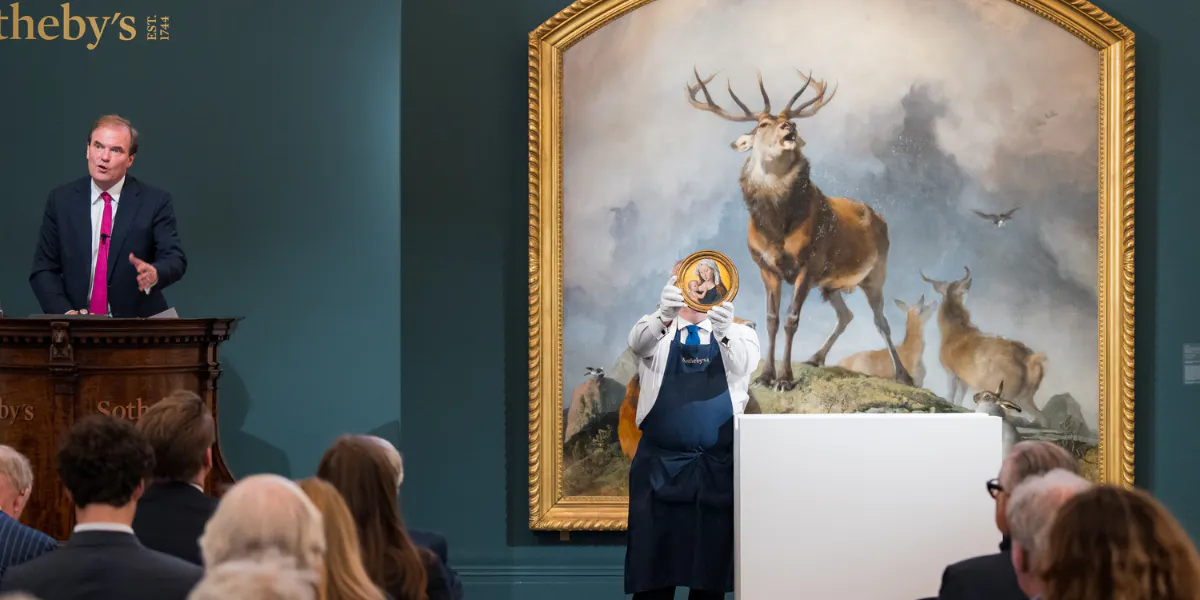 Werke von Hans Memling und Edwin Landseer bei der "Old Master & 19th Century Paintings and Sculpture Evening Auction" von Sotheby's in London. Foto von Photographer Rayan Bamhayan, Courtesy Sotheby's (Detail)