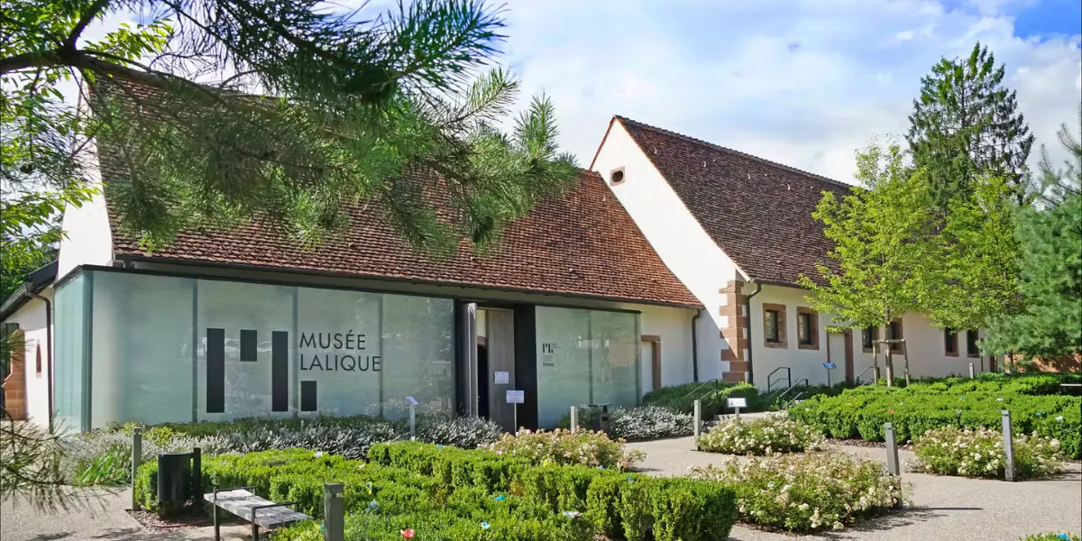 Vue extérieure du musée Lalique à Wingen-sur-Moder. Photo de Jean-Pierre Dalbéra/CC BY 2.0 (https://creativecommons.org/licenses/by/2.0/) (détail)