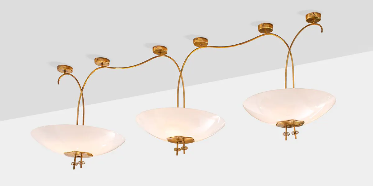 Lot n° 158 : Paavo Tynell (1890-1973), lustre en laiton et verre, édité par Taito Oy Modèle, créé en 1949, 72 × 203 × 55 cm. Provenance : modèle créé pour l’hôpital pédiatrique de Kuopio, en Finlande. Photo © Annmaris Nordic Auctions