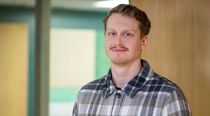 Näppäilyvirheestä digipalveluiden syvään päätyyn – kesätöistä Kuntarahoitukseen jäänyt Samuel rohkaisee luottamaan omiin vahvuuksiin