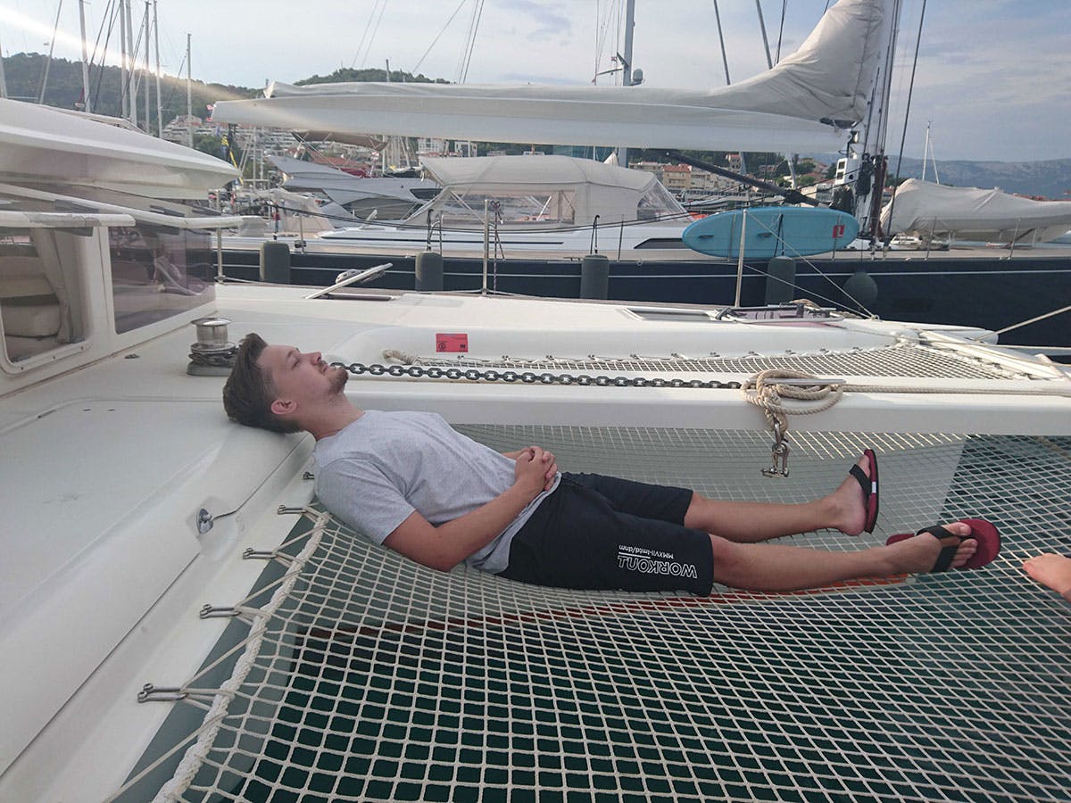 Dominik relaxing on the multihull net Dominik relaxing on the multihull net