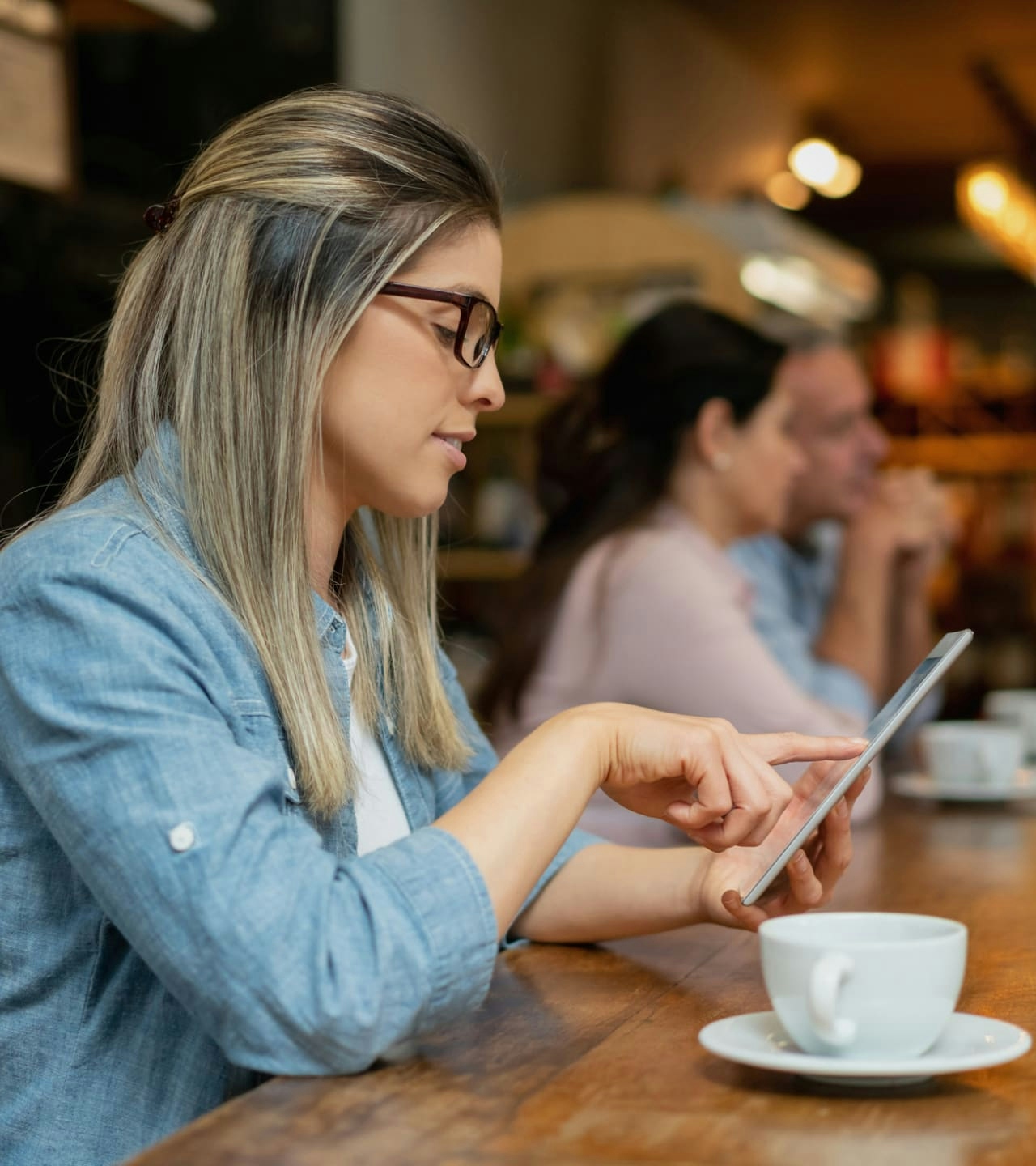 CX vs UX. Woman using tablet - hero CX vs UX. Woman using tablet - hero