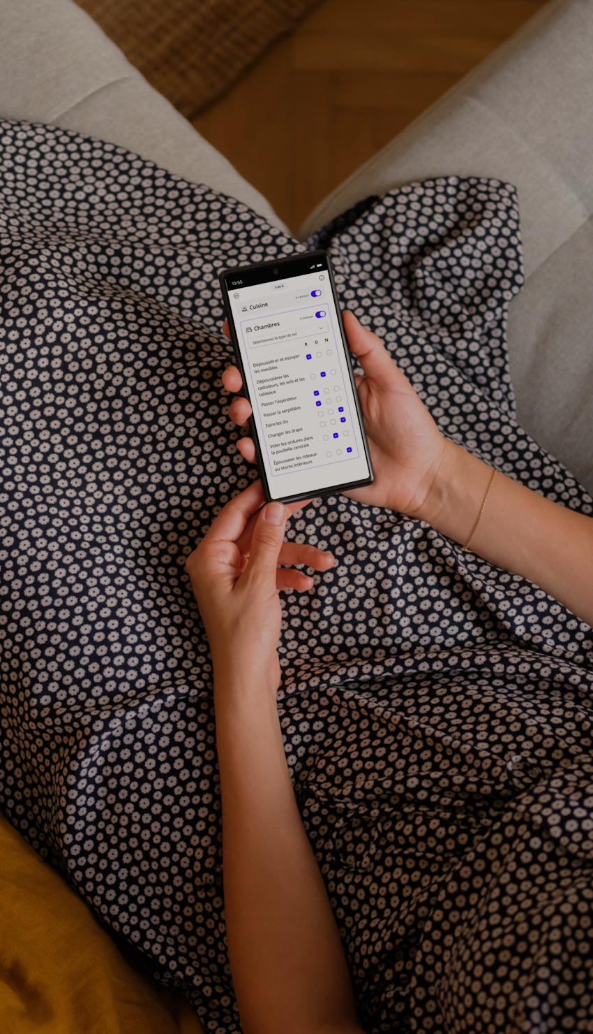 Personne détendue sur le canapé, explorant l'application Batmaid avec la fonctionnalité de liste de contrôle ouverte.