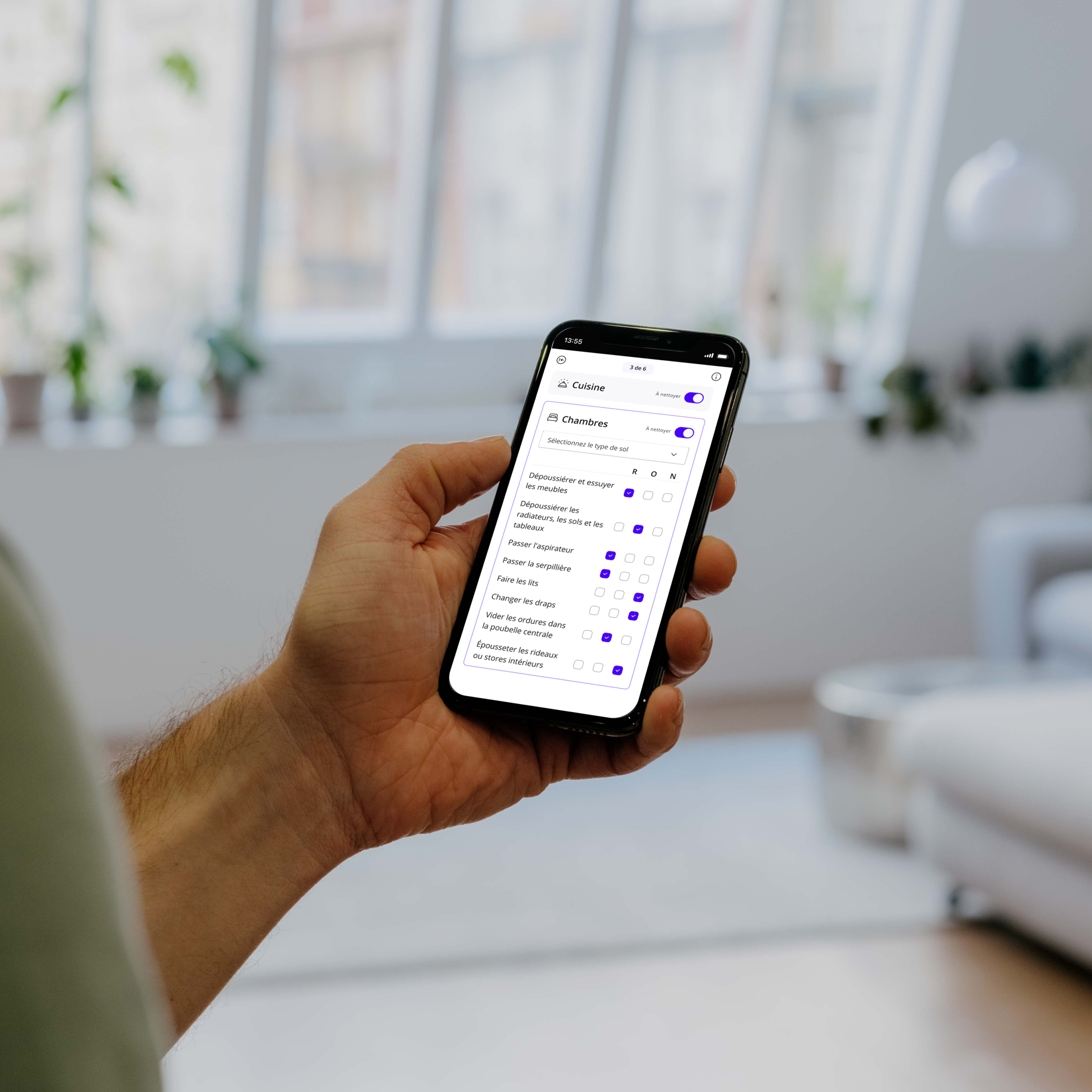Personne debout, utilisant l'application Batmaid affichant la fonctionnalité de liste de contrôle.