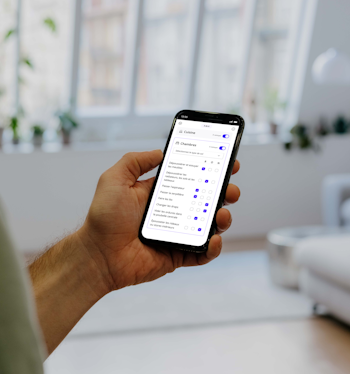 Personne debout, utilisant l'application Batmaid affichant la fonctionnalité de liste de contrôle.