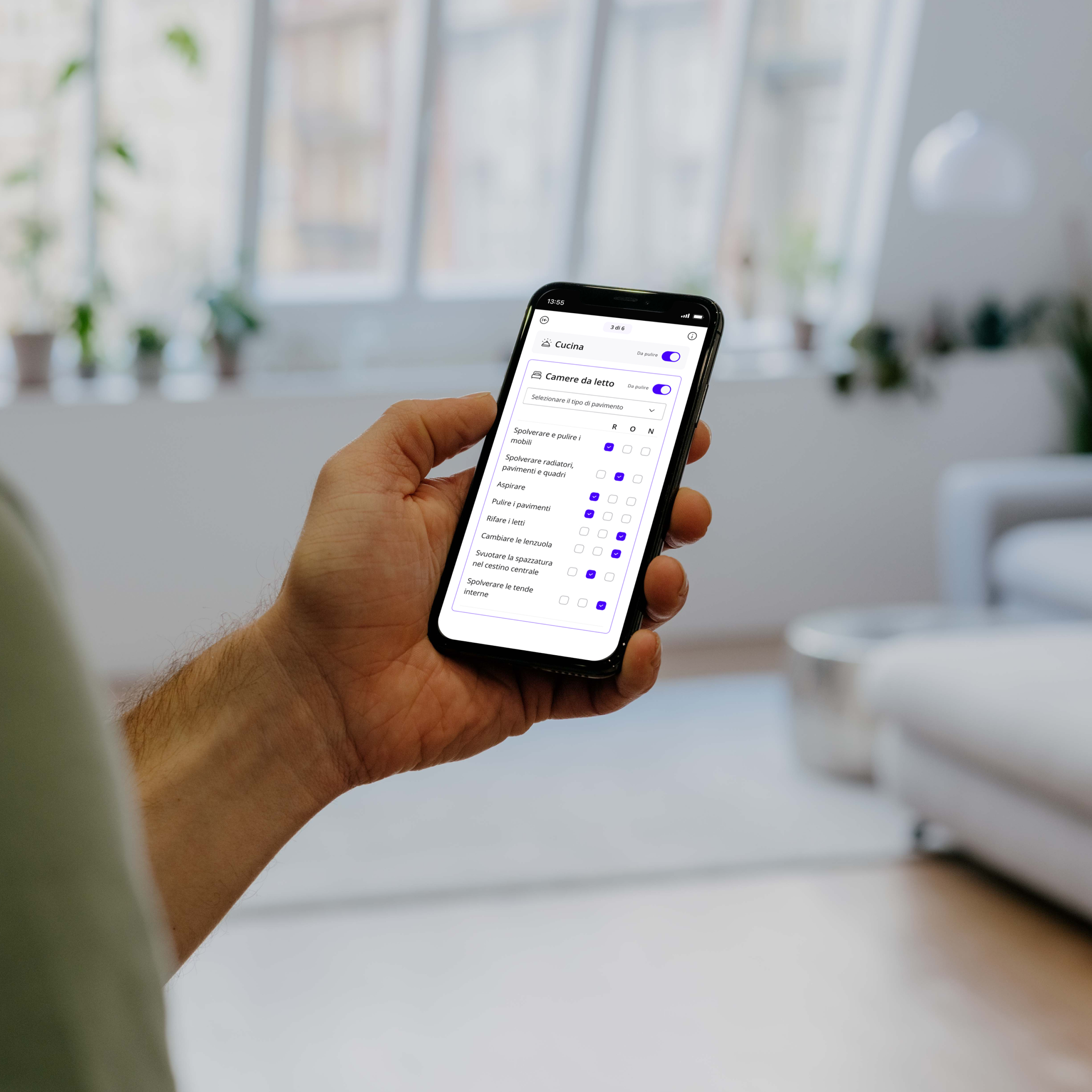 Persona in piedi, impegnata con l'app Batmaid che mostra la funzione di checklist.