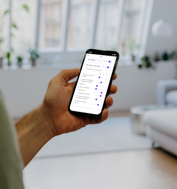 Persona in piedi, impegnata con l'app Batmaid che mostra la funzione di checklist.