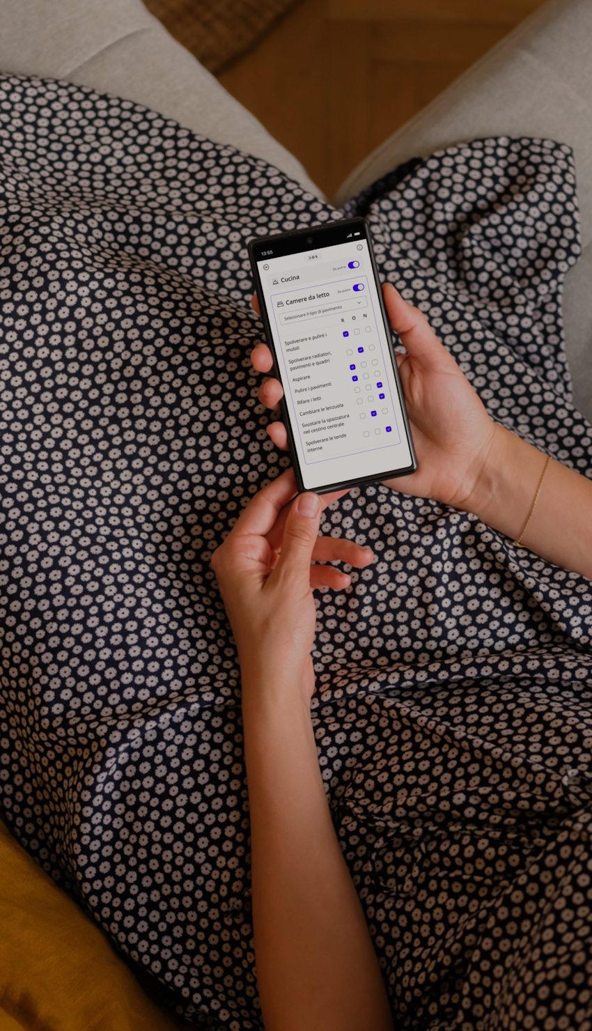 Persona rilassata sul divano, esplorando l'app Batmaid con la funzione di checklist aperta.