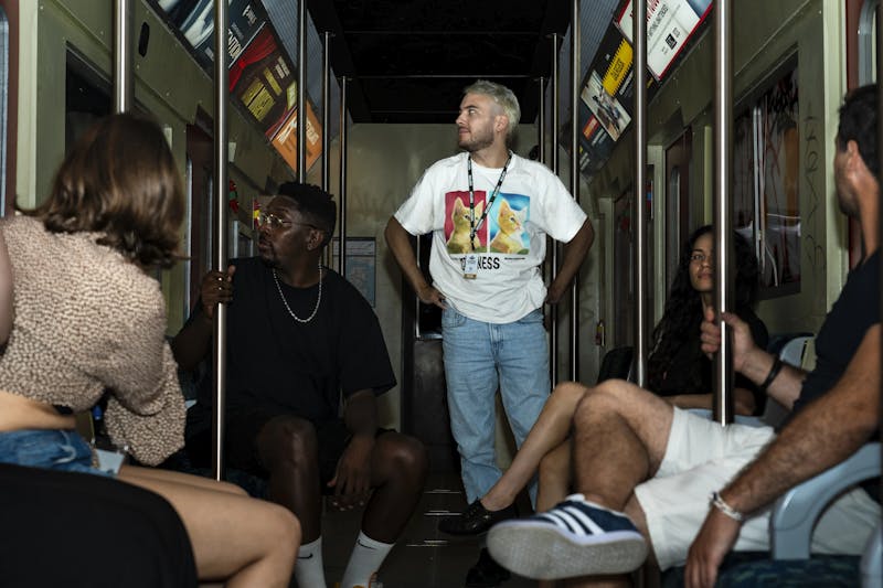 Une équipe dans le Métro menant à l'Action Game