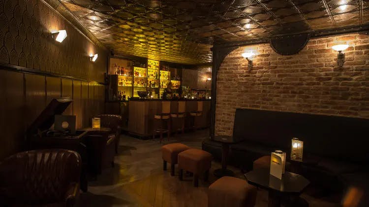 Organiser une soirée dans un bar caché pour un anniversaire à Paris