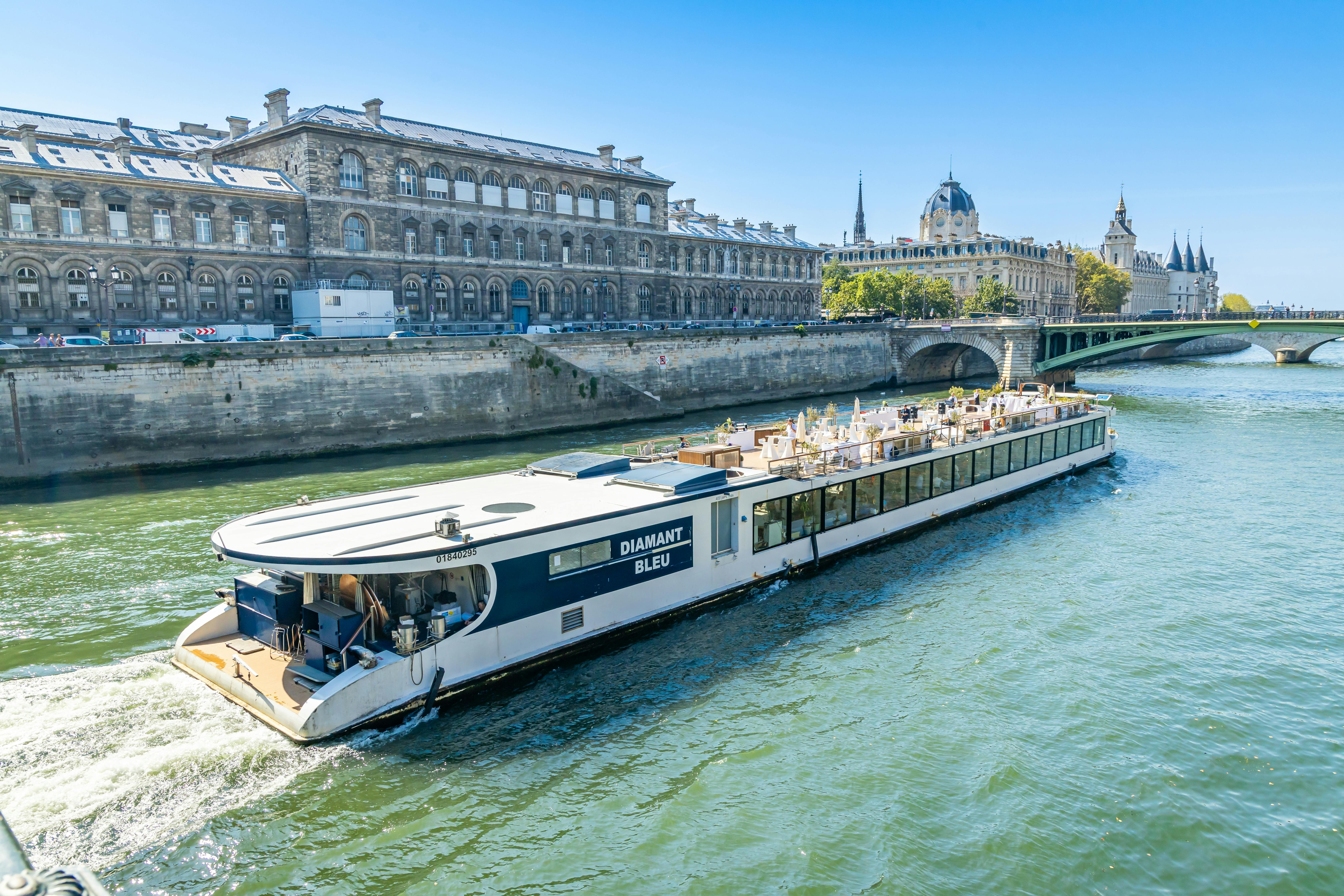 Offrir une croisière sur la Seine pour un anniversaire chic à Paris
