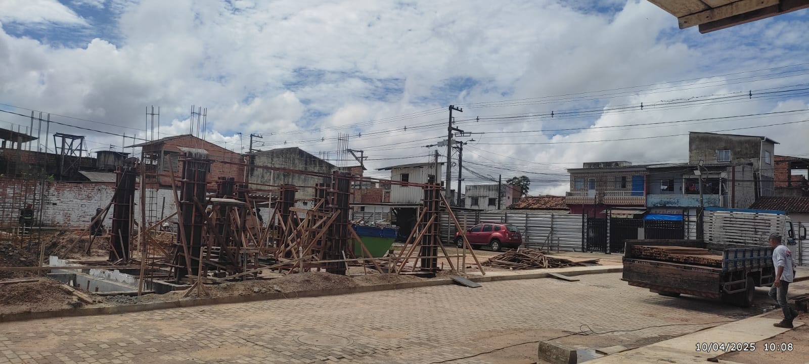 O Mondrian Smart House se ergue, casa por casa.