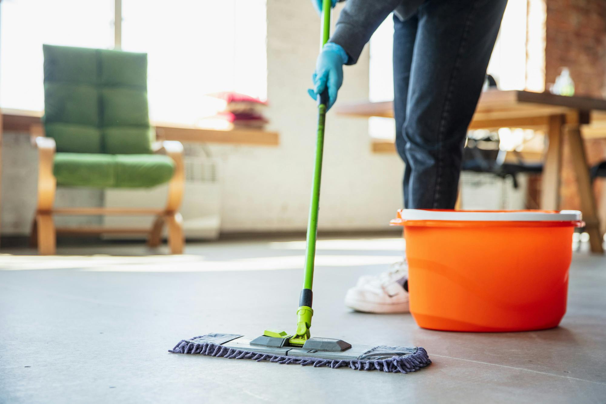 Reinigungsmittel beim Bodenwischen im Einsatz