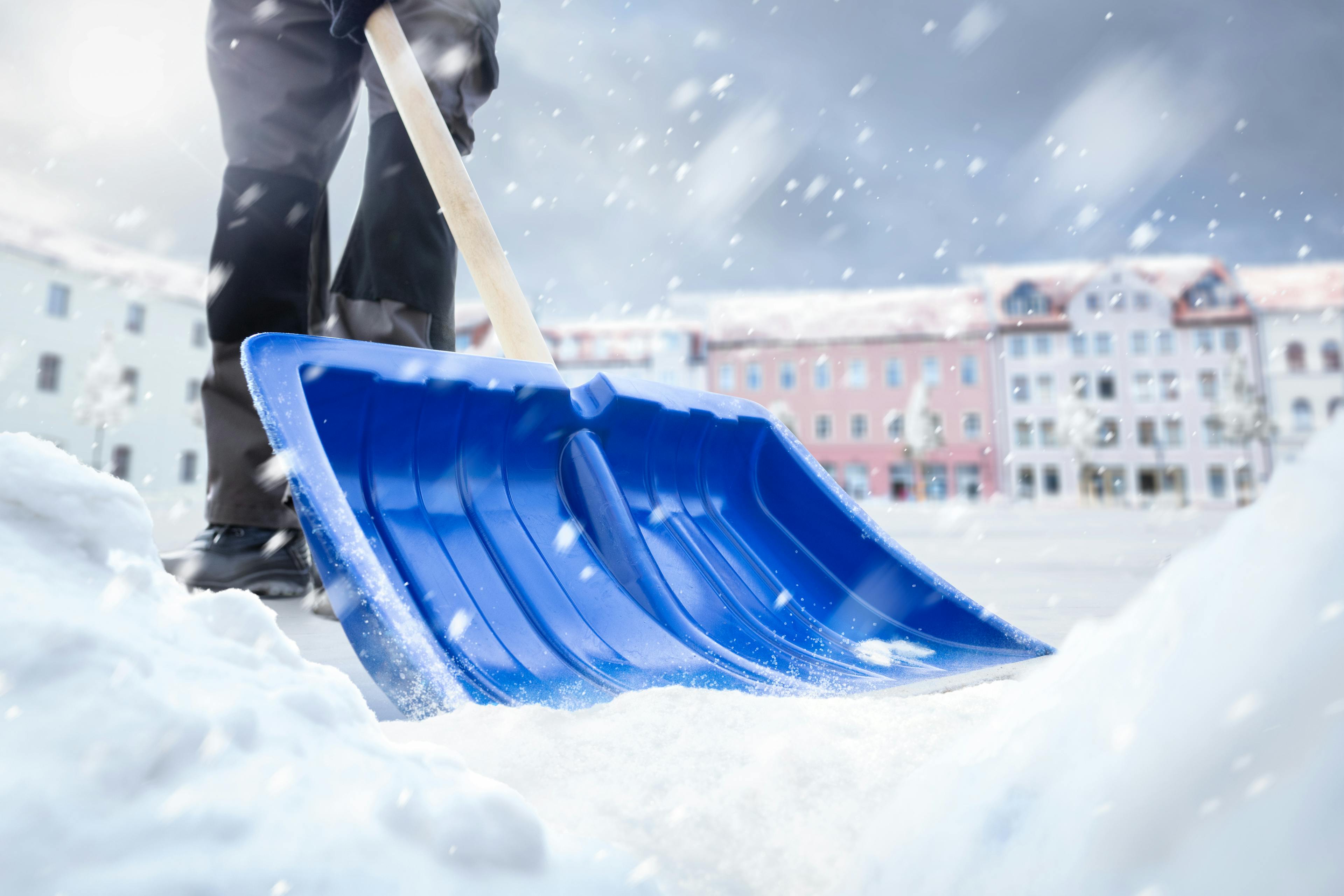 Blauer Schneeschieber
