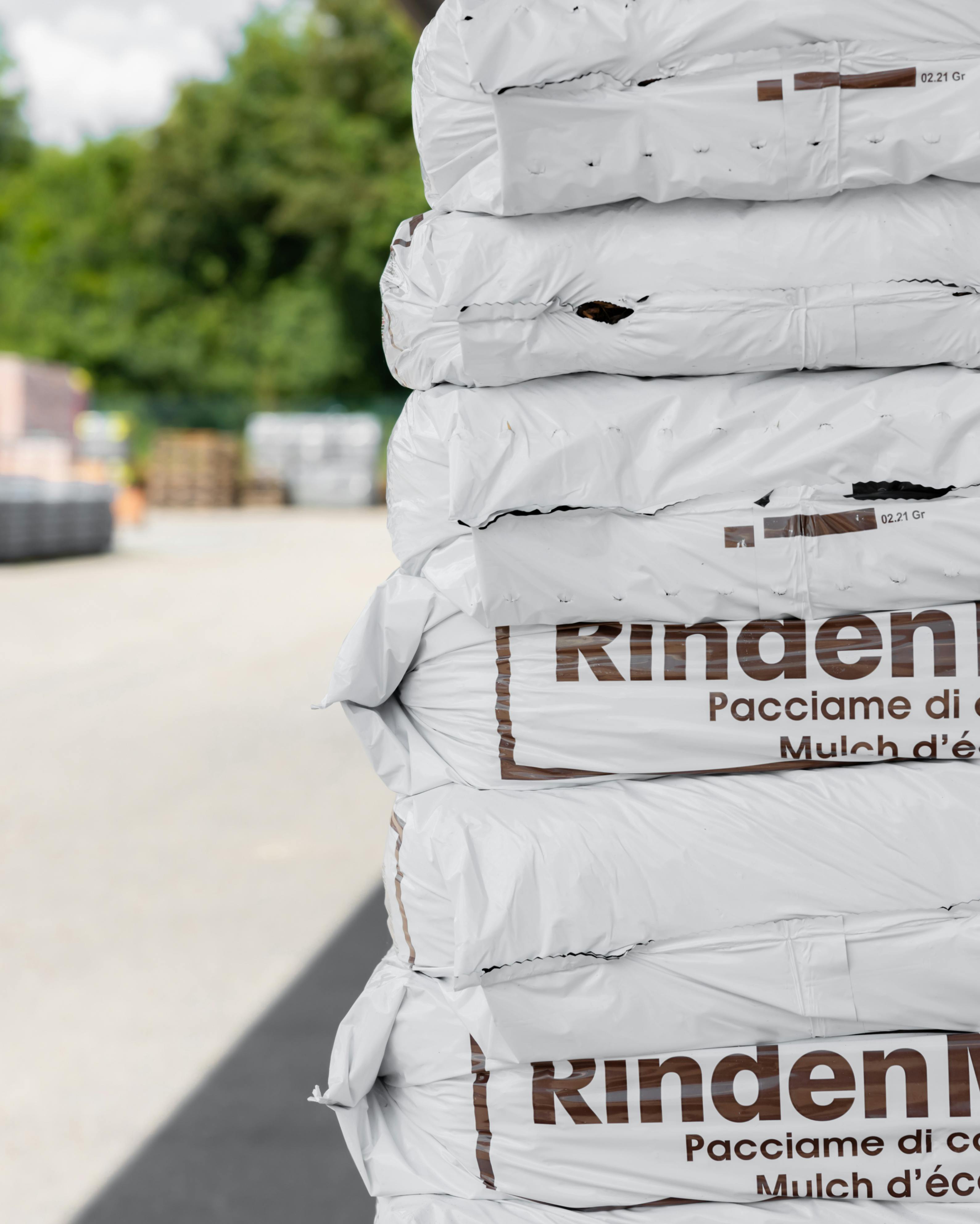 Rindenmulch auf Firmengelände