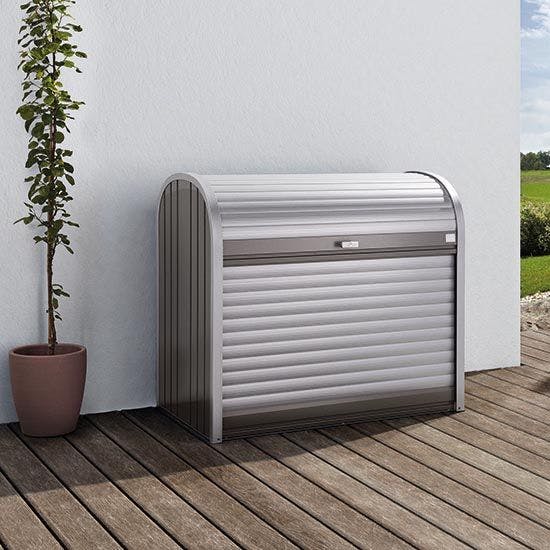 Silberne Mülltonnenbox in Garten