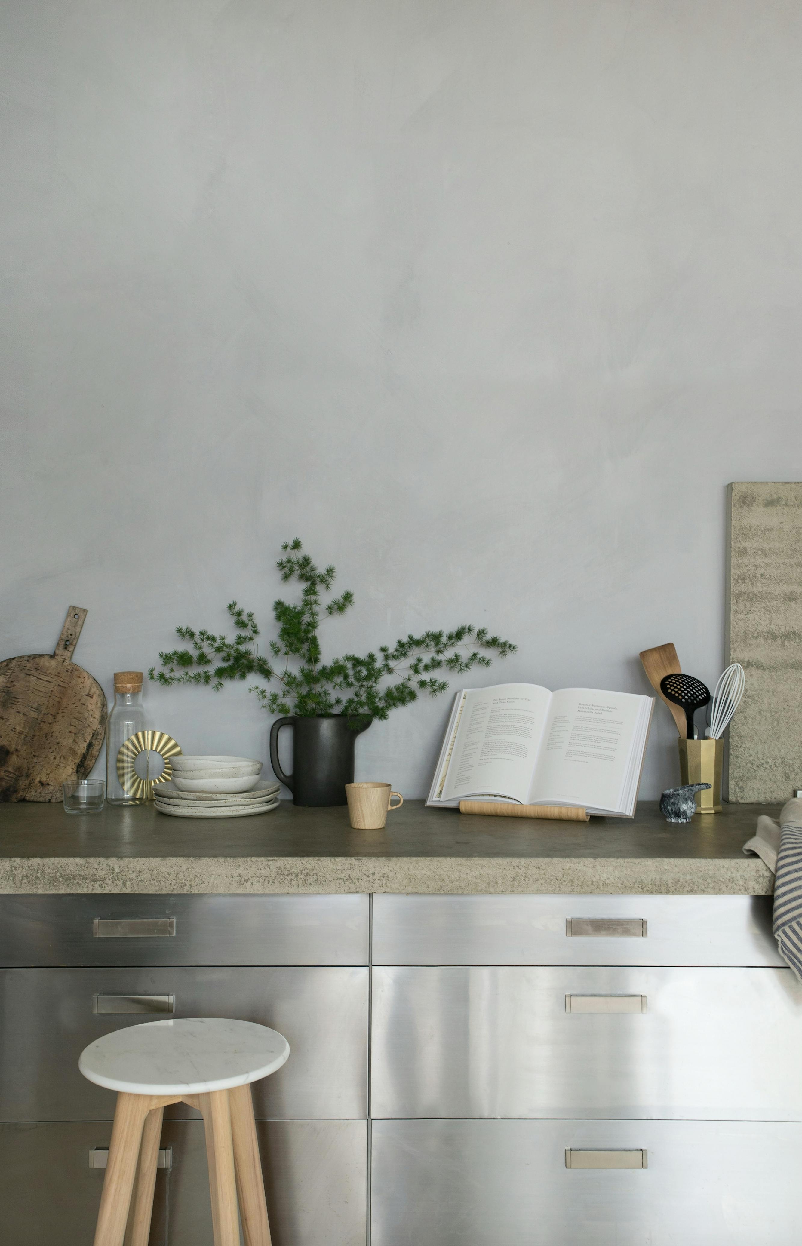 © BAUWERK Colour rostfreie Küchenfront gepflegt mit Concrete Sealer