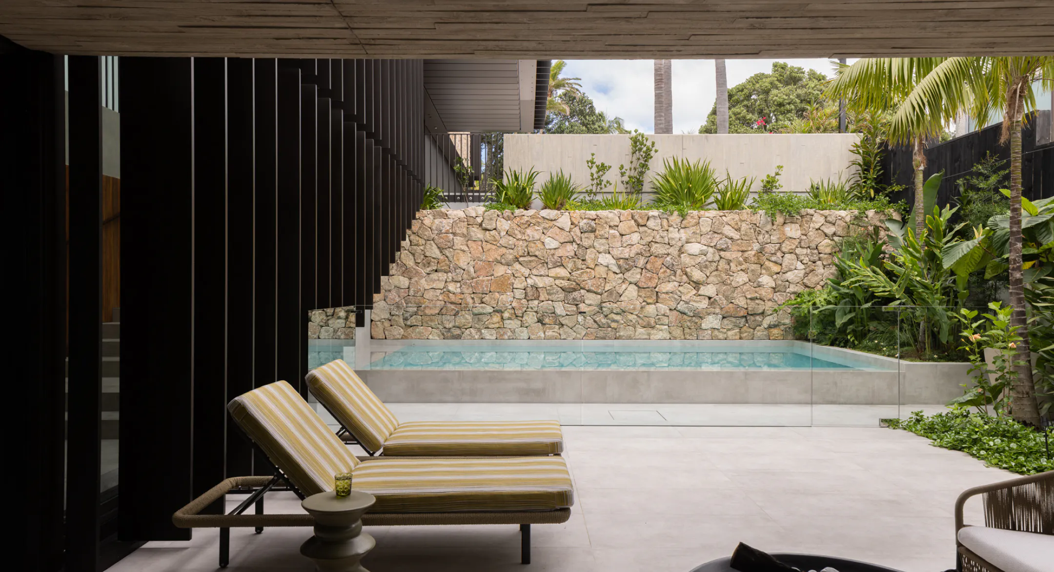 https://images.prismic.io/bct-website/559ea4ee-efde-479c-bd72-1a8fa7c305ec_BCT_Mairangi_Bay_House20.jpg?auto=compress,format