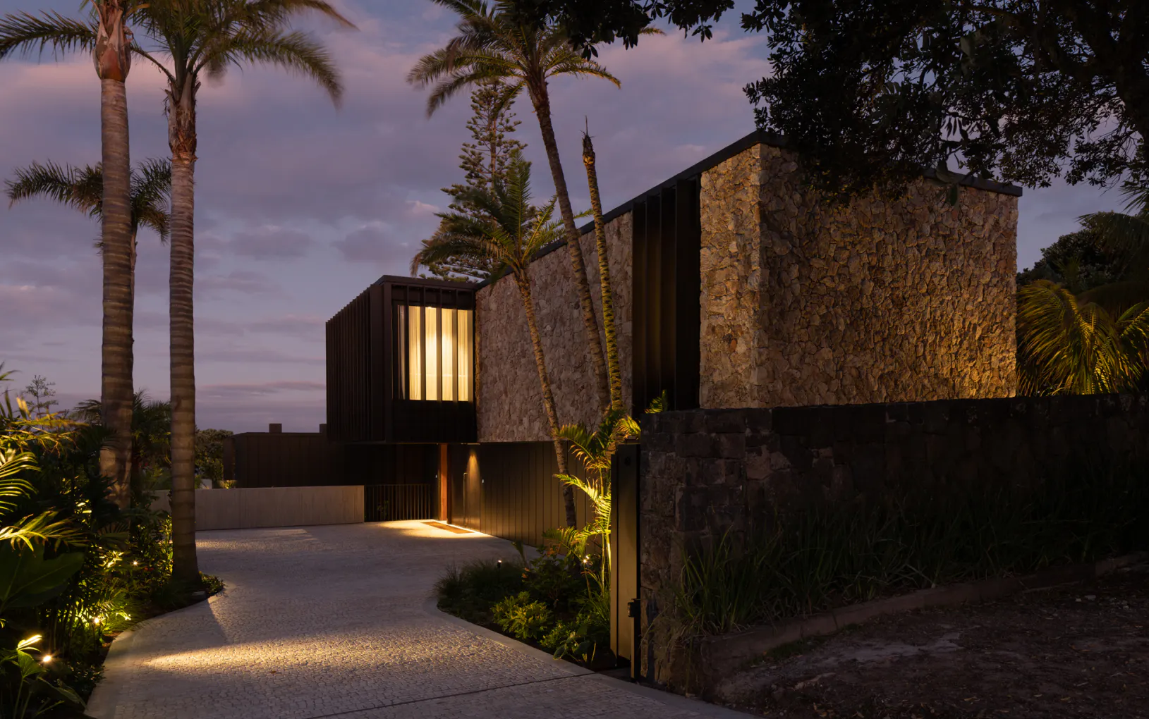 https://images.prismic.io/bct-website/a230918b-a979-40ef-bff6-2ea96d5f79b2_BCT_Mairangi_Bay_House25.jpg?auto=compress,format