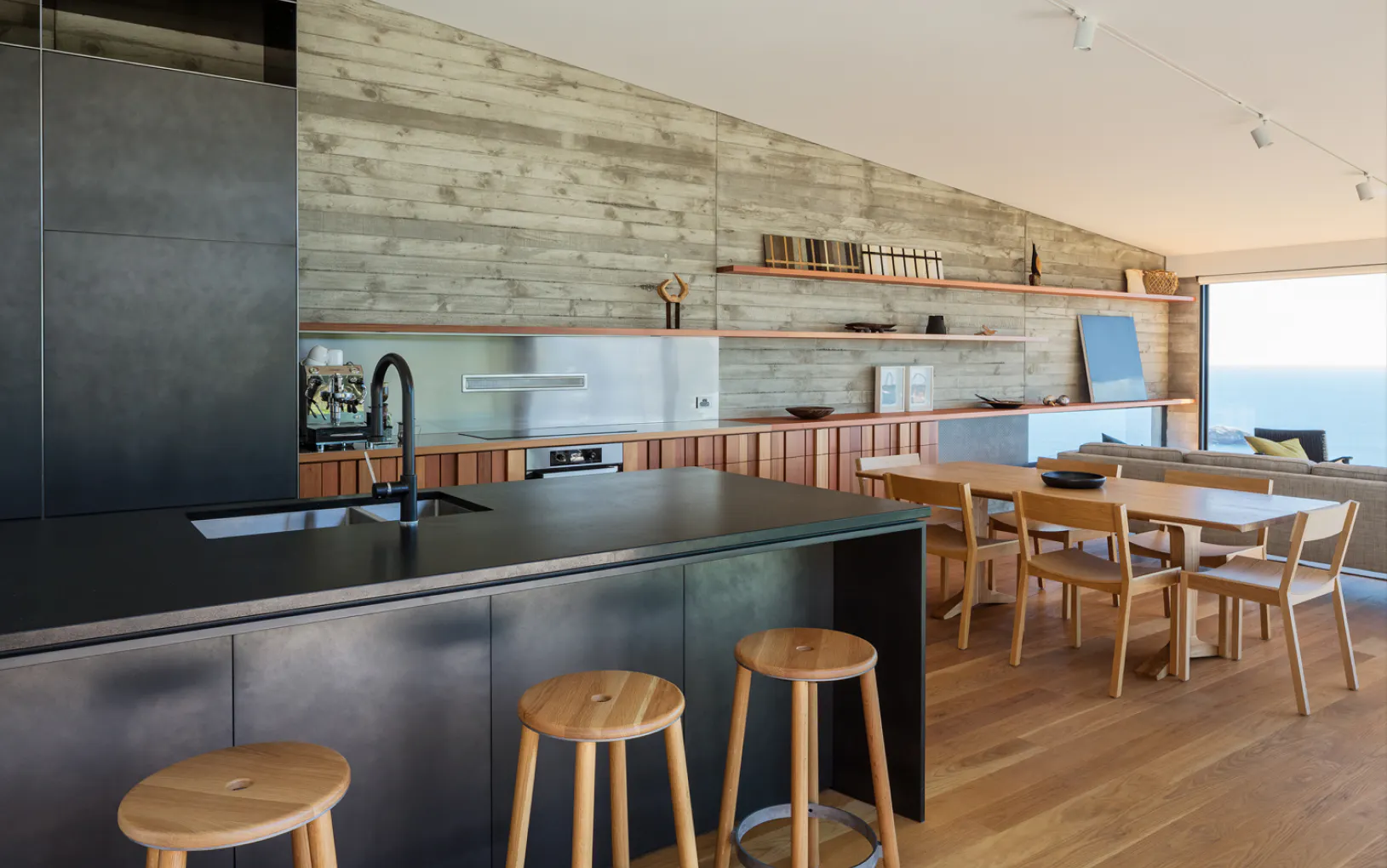 https://images.prismic.io/bct-website/b464fe09-2f9b-415b-947d-e00223523a2c_BCT_Muriwai_House10.jpg?auto=compress,format