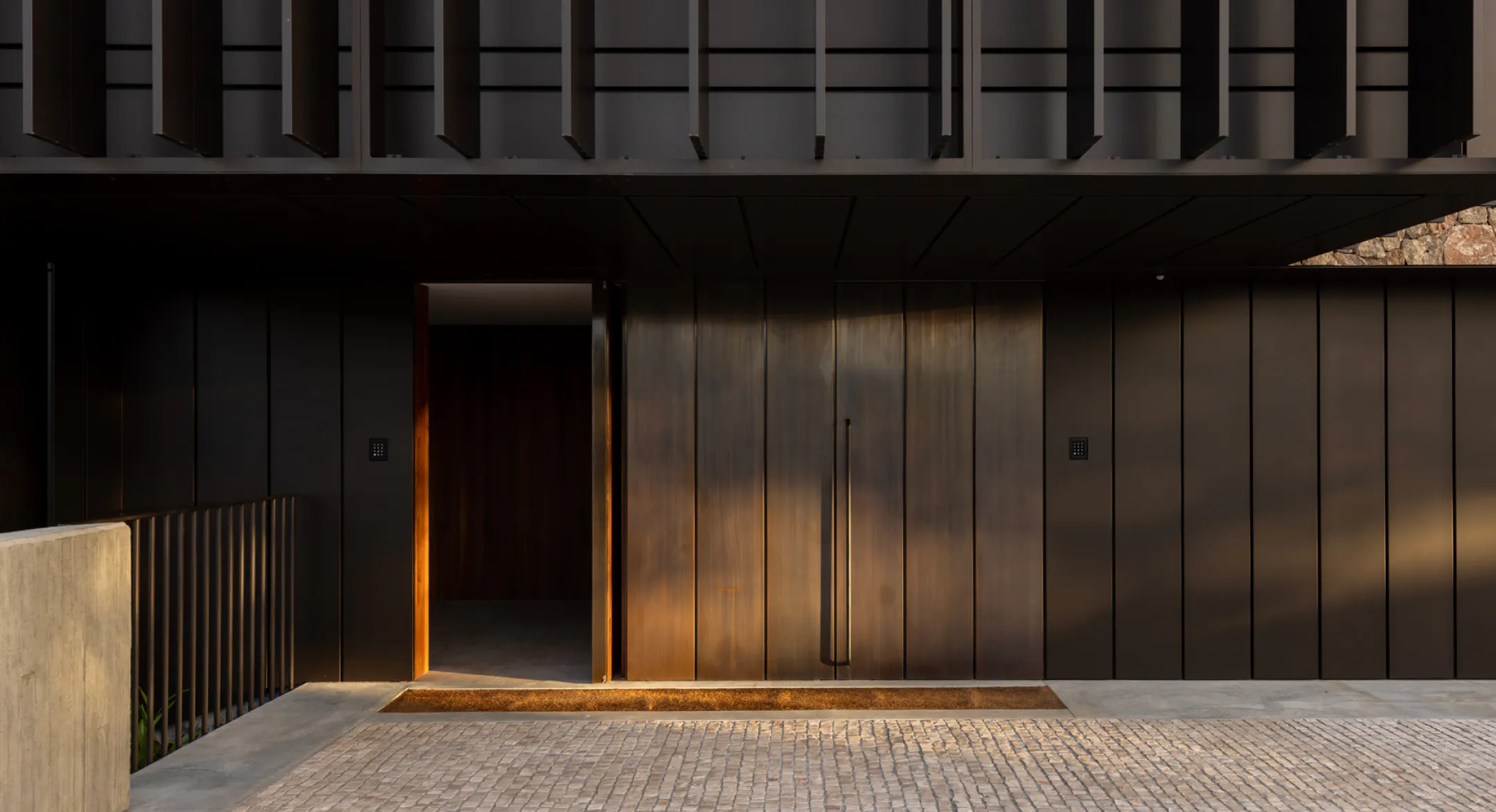 https://images.prismic.io/bct-website/b4f4f434-62a2-4ec7-9389-9b243764499a_BCT_Mairangi_Bay_House22.jpg?auto=compress,format