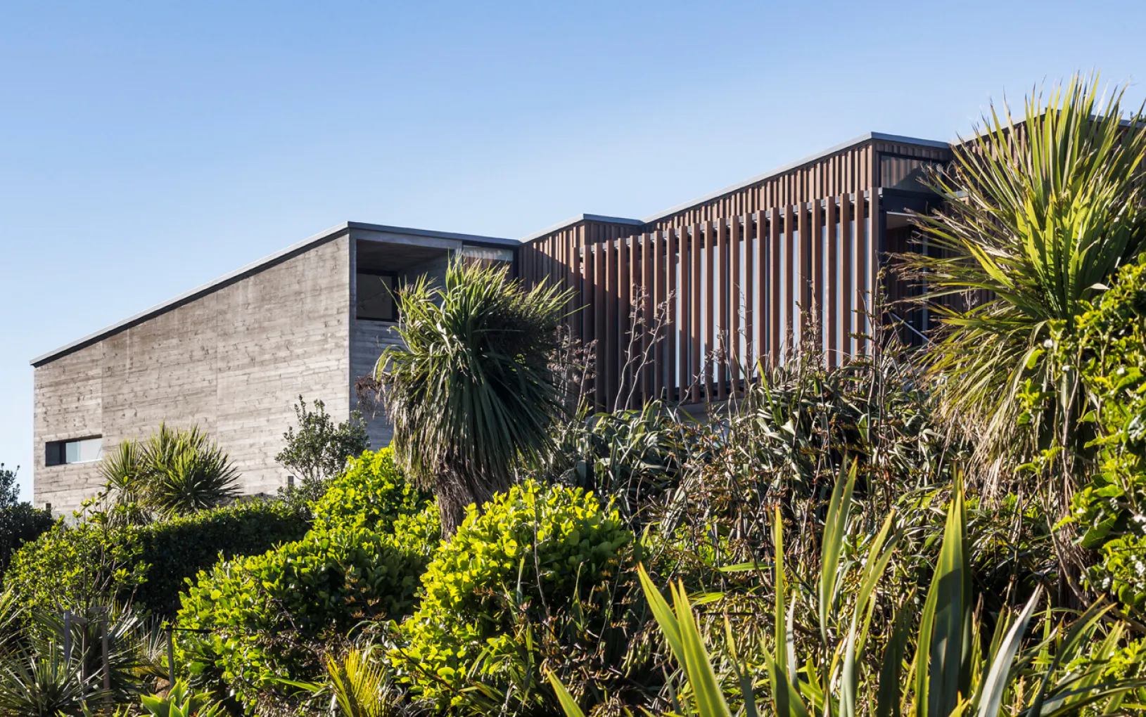 https://images.prismic.io/bct-website/bde77d97-f9fc-4a9a-8424-229a09bce94b_BCT_Muriwai_House12.jpg?auto=compress,format