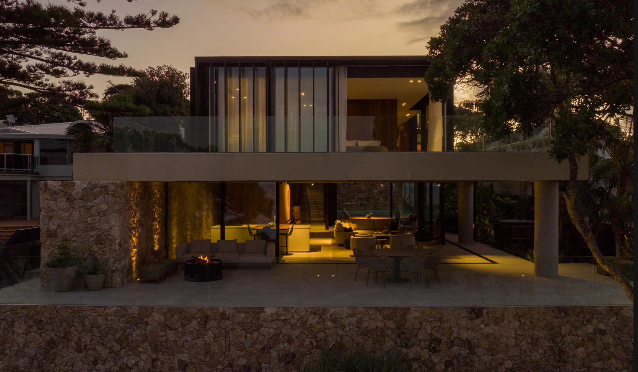 https://images.prismic.io/bct-website/ce8ebf4b-7d33-447b-b257-34f6f6a2b373_BCT_Mairangi_Bay_House01.jpg?auto=compress,format