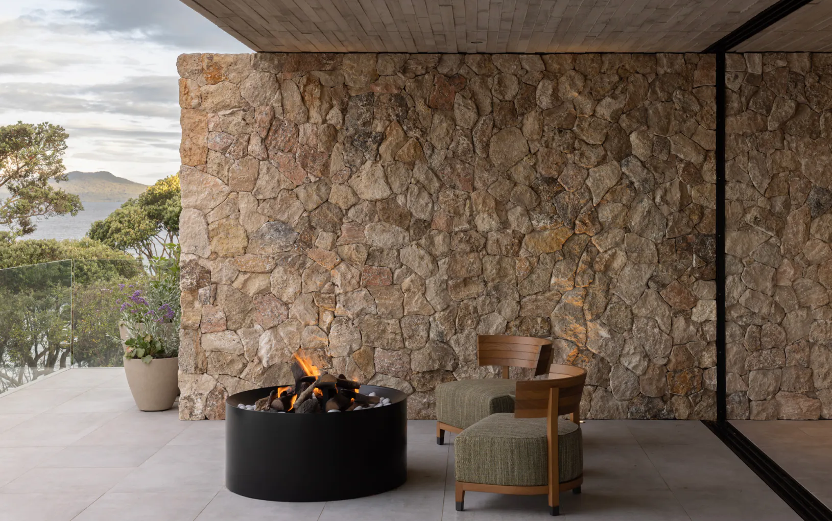 https://images.prismic.io/bct-website/fc5857b8-a8eb-4a6d-a4d6-bfed1dc2424f_BCT_Mairangi_Bay_House04.jpg?auto=compress,format