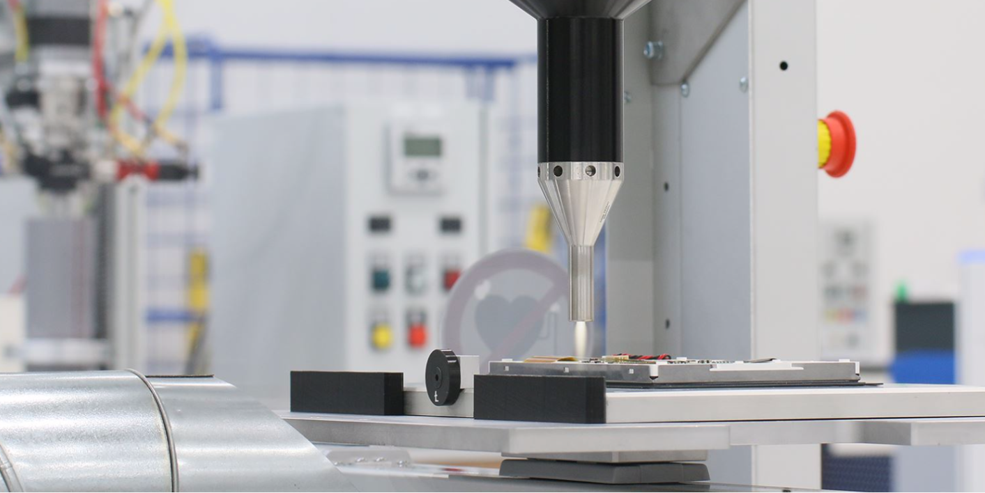 Plasma unit that treats a component