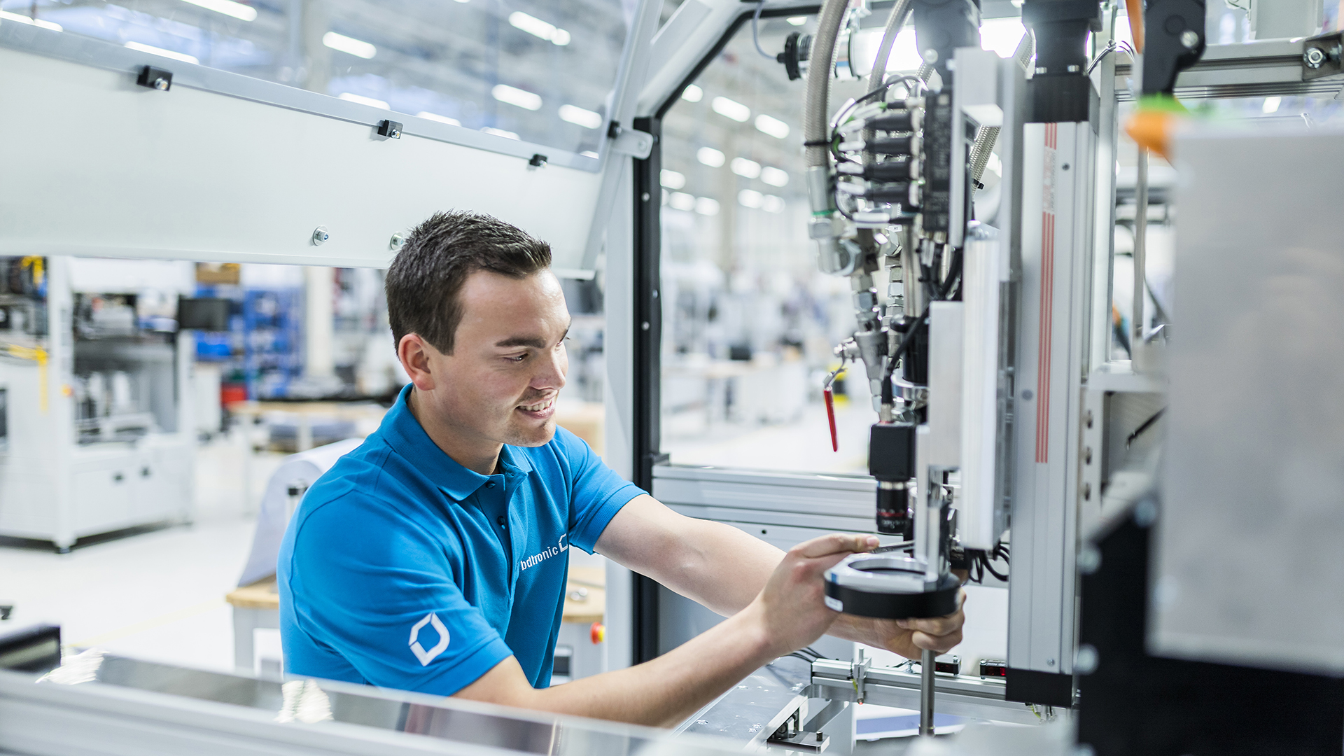 Person, die eine Maschine repariert 