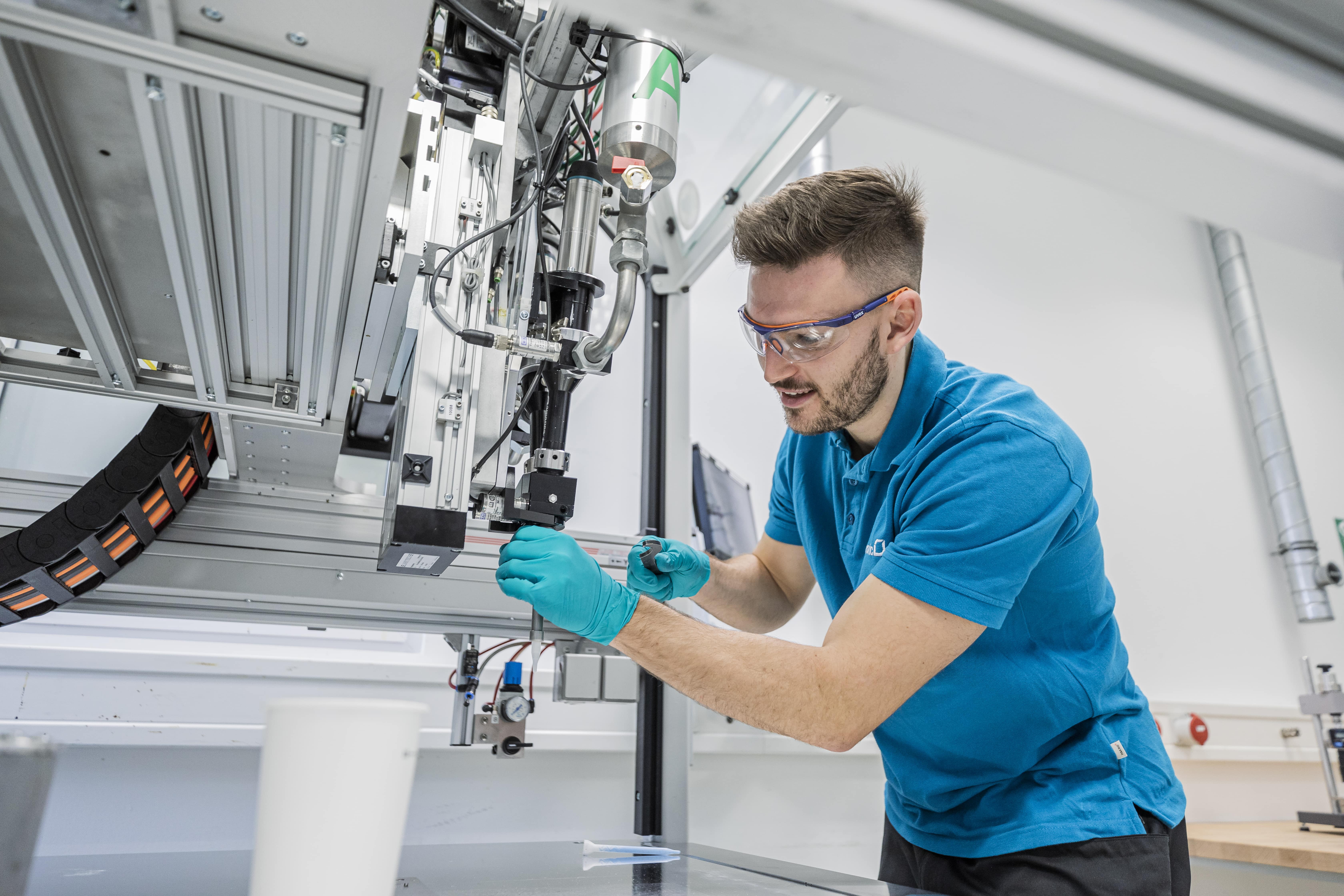 Ein Mitarbeiter bereitet eine Dosieranlage für ihren Einsatz vor.