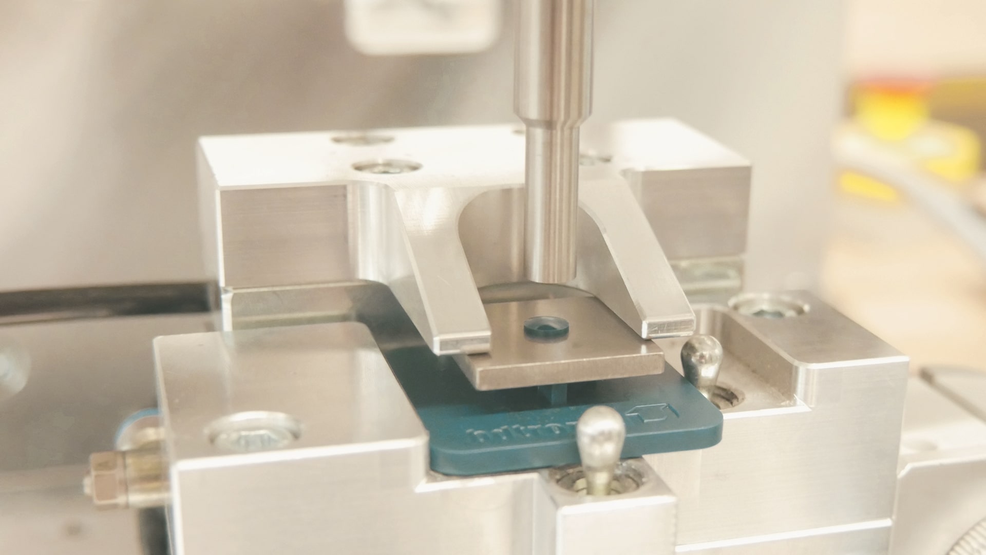 Heißnietanlage, die Kunststoff mit einer Metallplatte vernietet