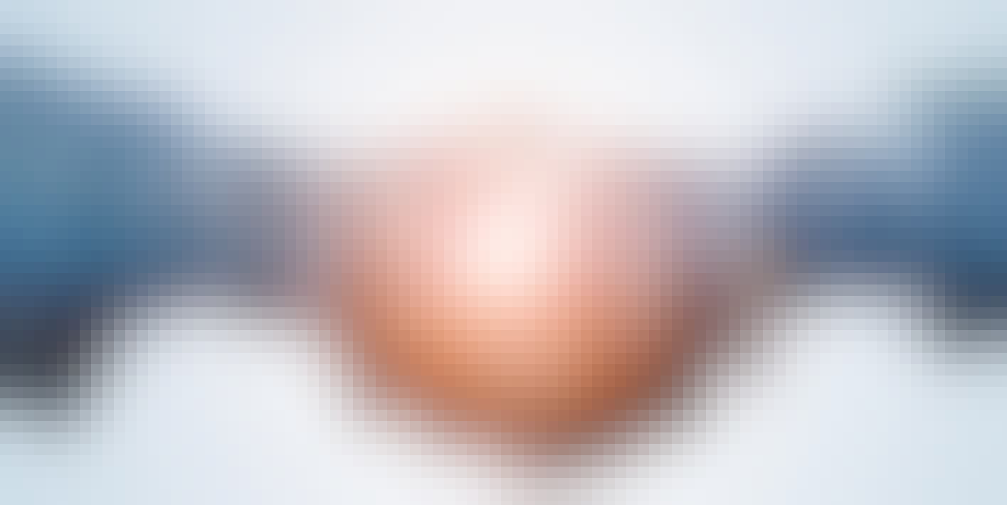 Silhouette eines Händedrucks, in der halbtransparent sich besprechende Menschen zu sehen sind