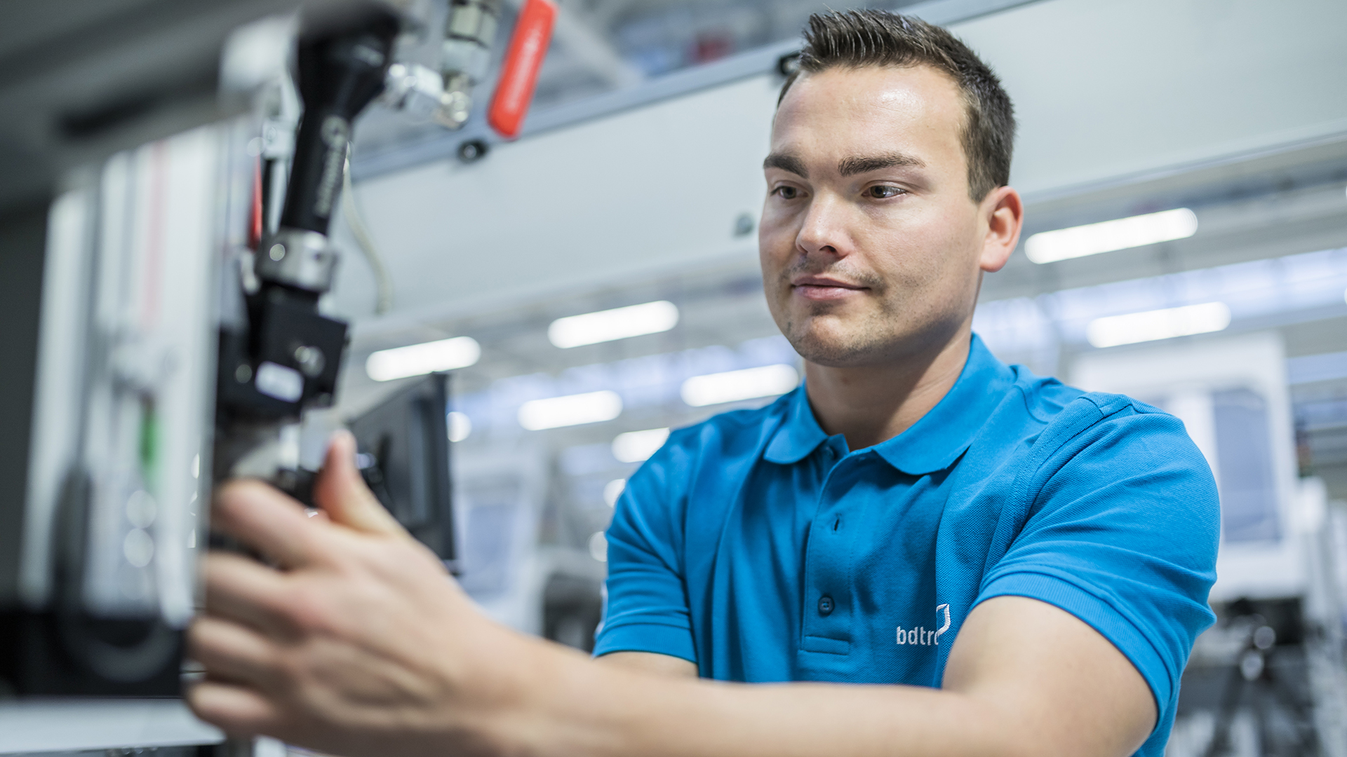 Mitarbeiter, der die Störung einer Maschine behebt 