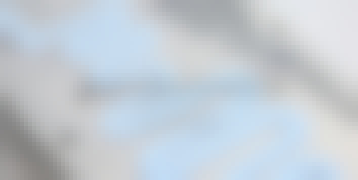 Logo der Productronica-Messe vor einem Gehäuseteil eines elektronischen Geräts, auf das Wärmeleitpaste aufgetragen wird Logo der Productronica-Messe vor einem Gehäuseteil eines elektronischen Geräts, auf das Wärmeleitpaste aufgetragen wird