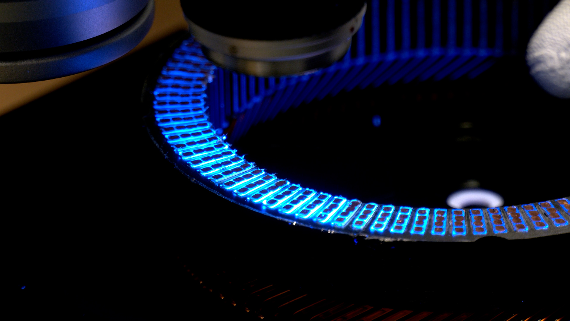 Ein im Profil aufgesägter Stator wird auf die Qualität des Imprägnierens mit Harz geprüft