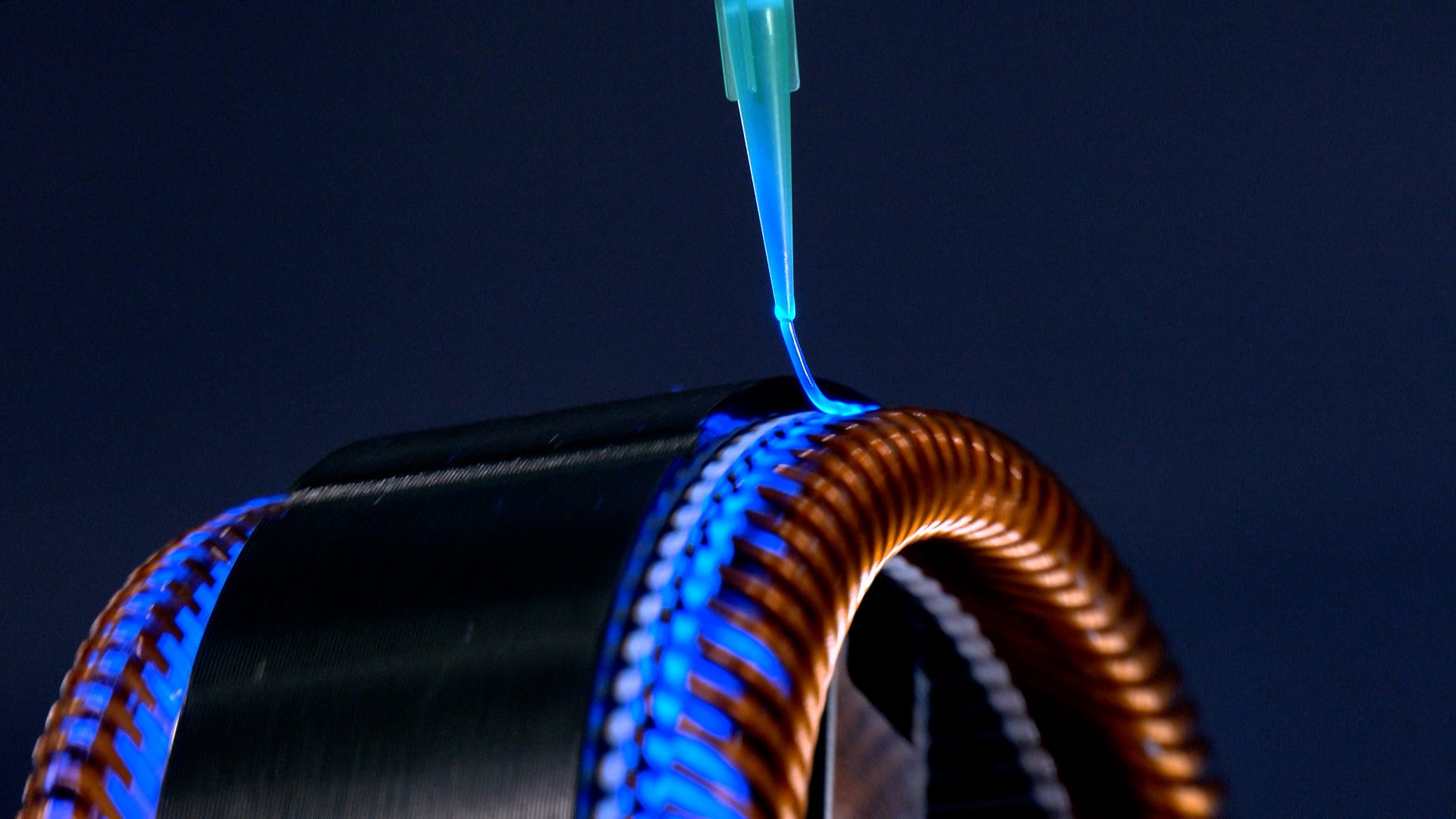 Ein Stator wird im Träufelverfahren imprägniert