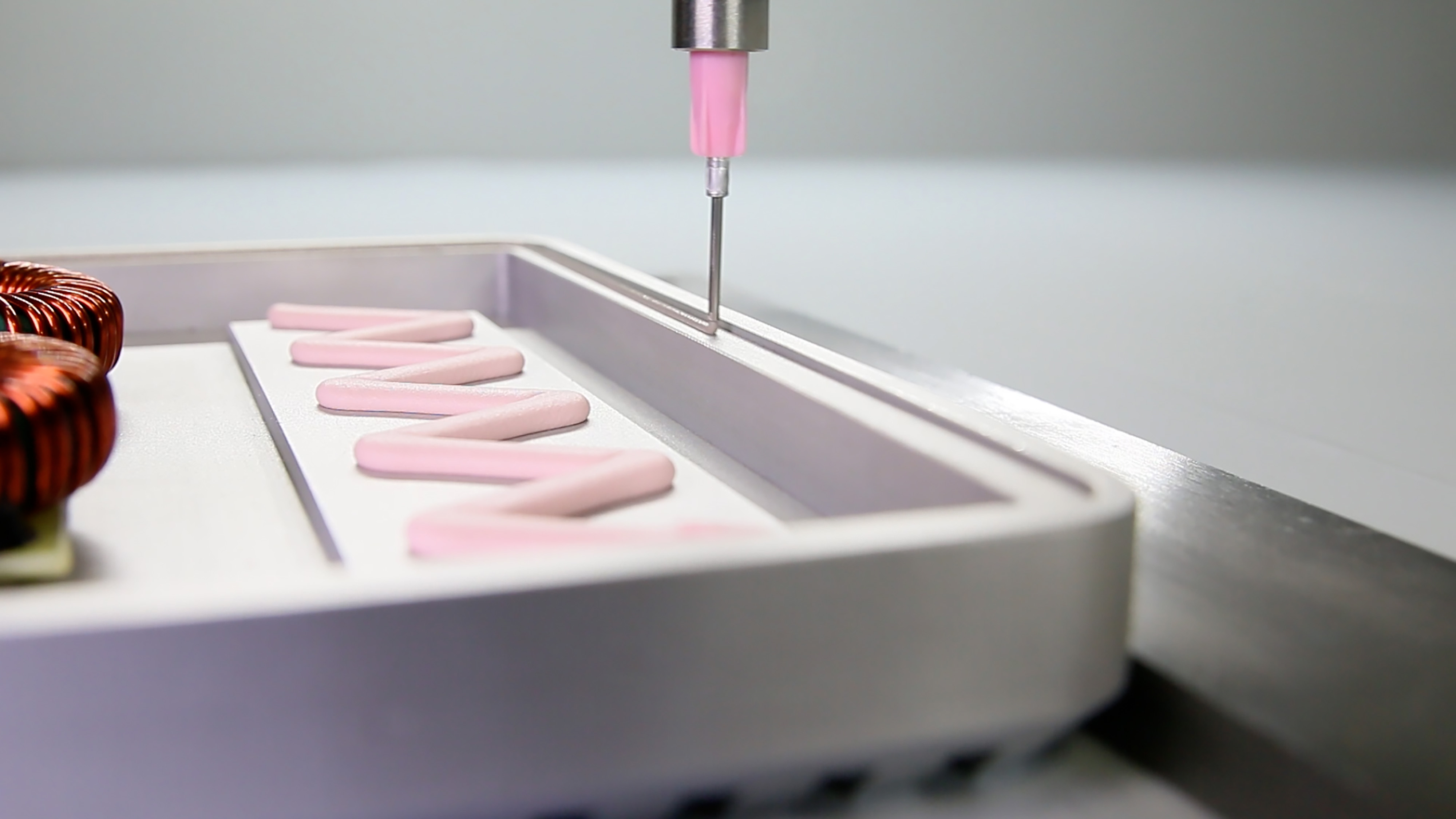 Auftragen einer Dichtungsraupe auf ein Gehäuse für einen Wechselrichter