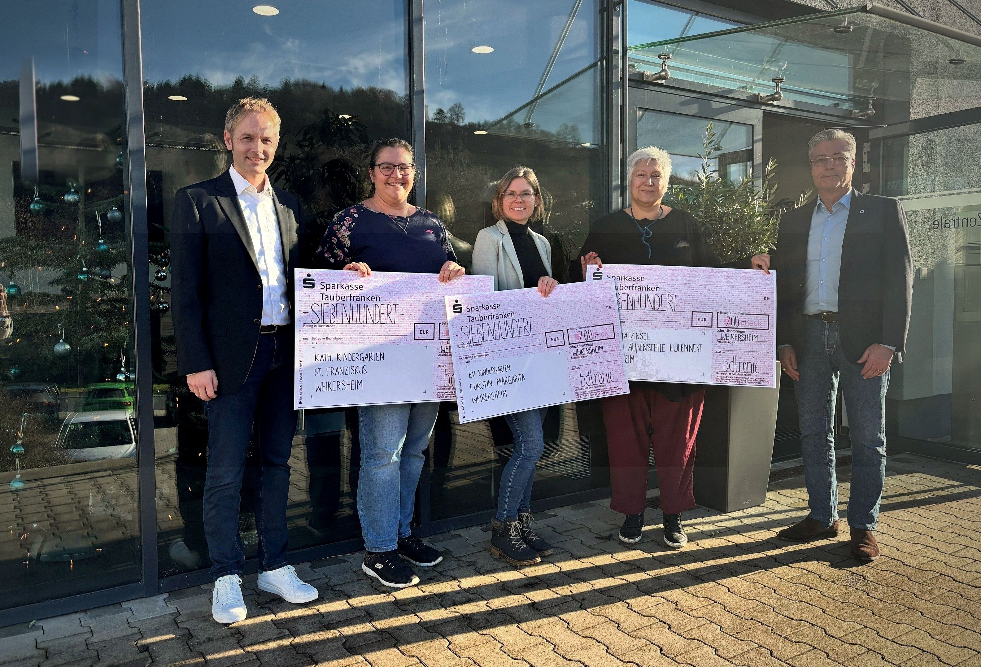 Scheckuebergabe Weihnachtsspende Kindergaerten Weikersheim