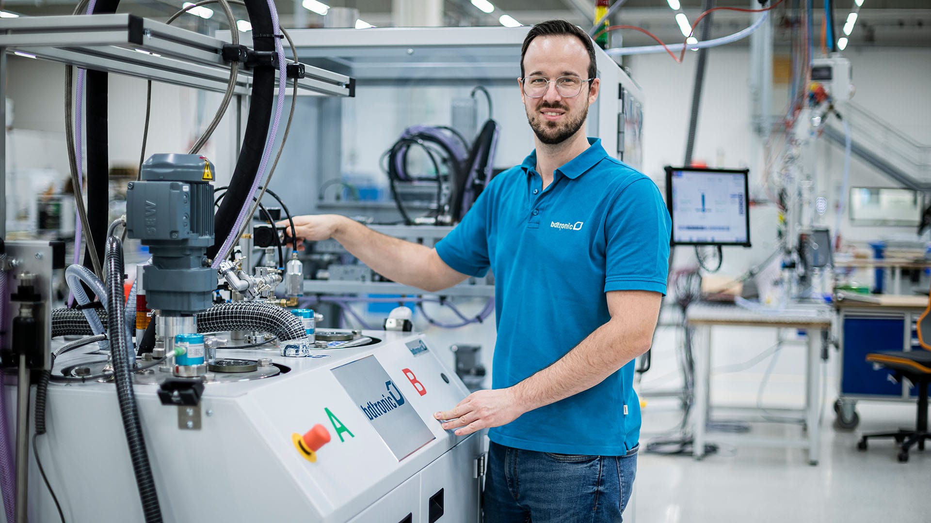 bdtronic Mitarbeiter vor MPS Materialaufbereitung für niederviskose bis mittelviskose Dosiermaterialien