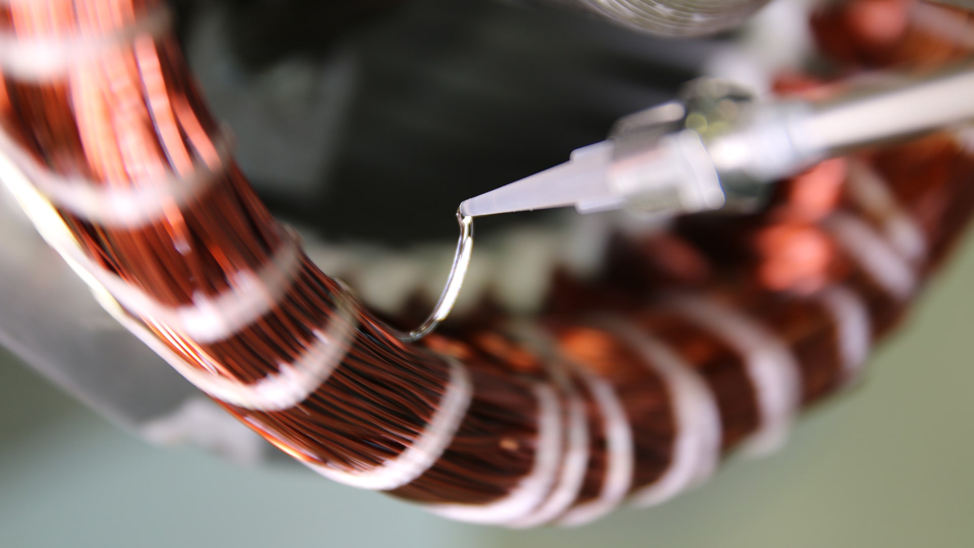 Imprägnieranlage, die einen Stator mit Isolationsmaterial beträufelt
