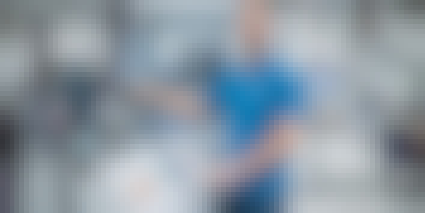 Mitarbeiter an einer Materialvorbereitungsanlage für eine Dosiermaschine