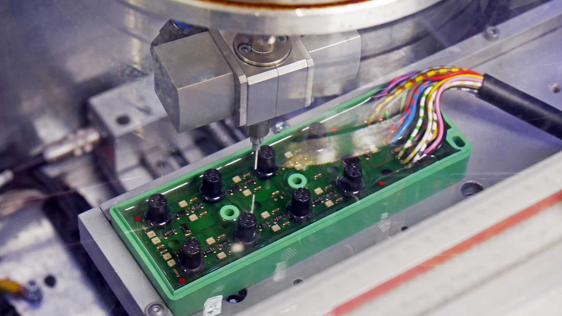 Ein elektronisches Bauteil wird zum Schutz mit einem Gießharz ausgegossen