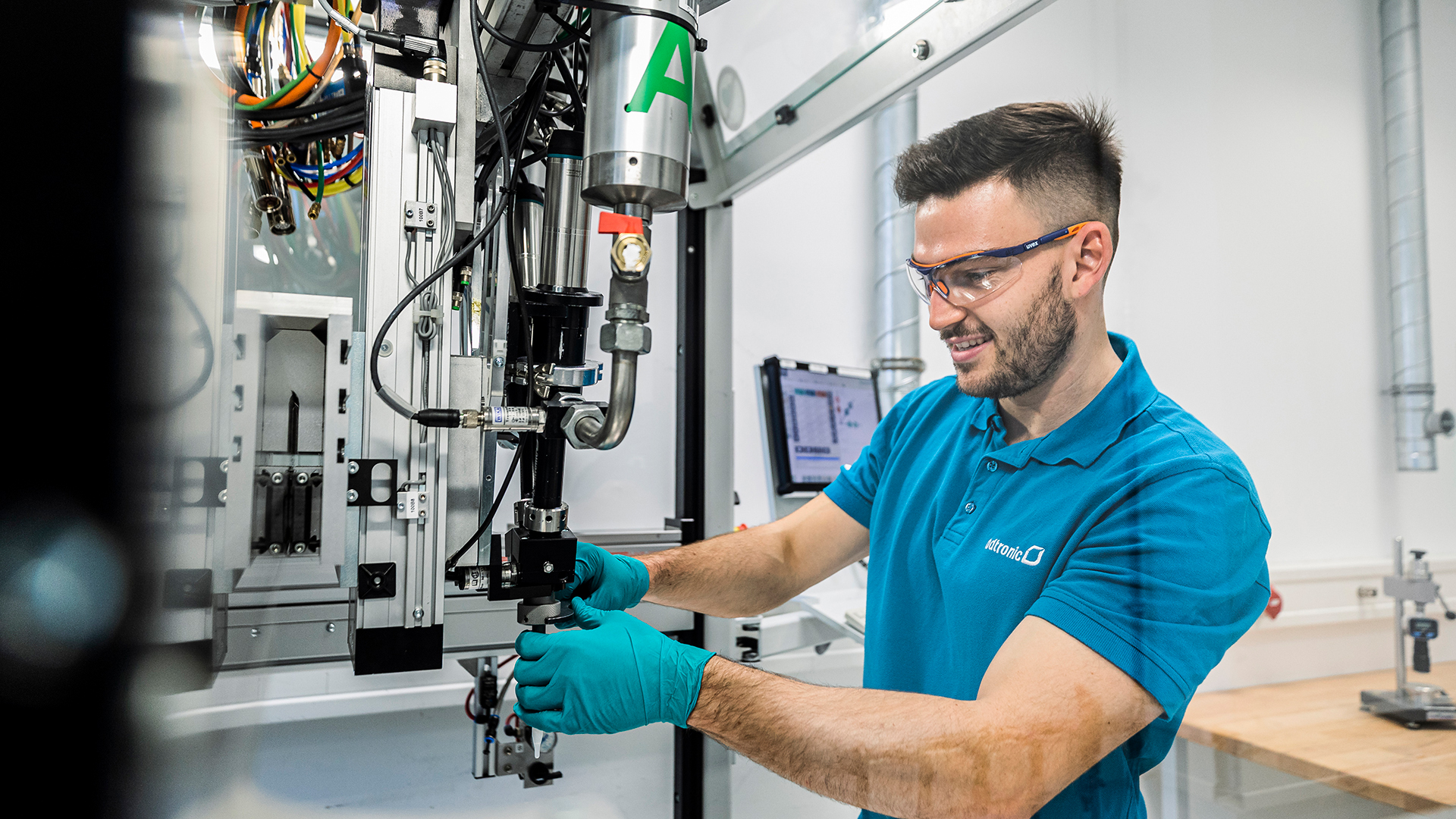 Ein Mitarbeiter mit Schutzbrille bereitet eine Dosieranlage auf ihren Einsatz vor