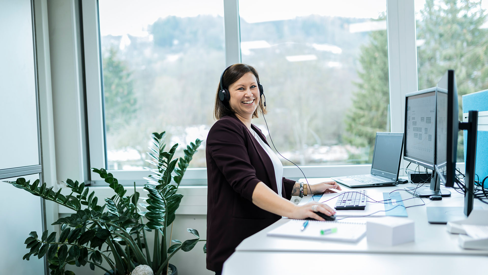 Friendly woman with headphone at a bdtronic desk