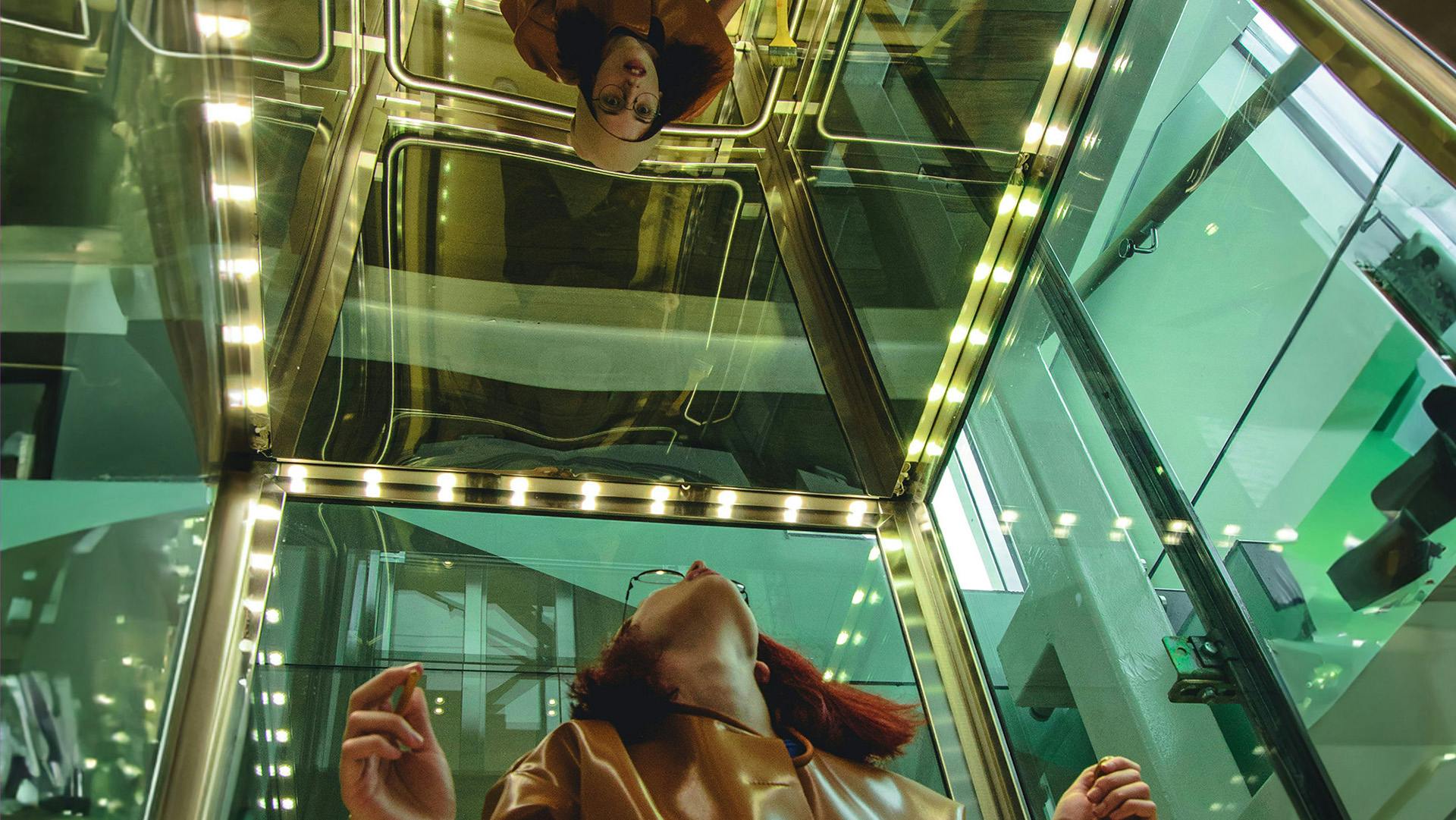 donna riflessa in ascensore