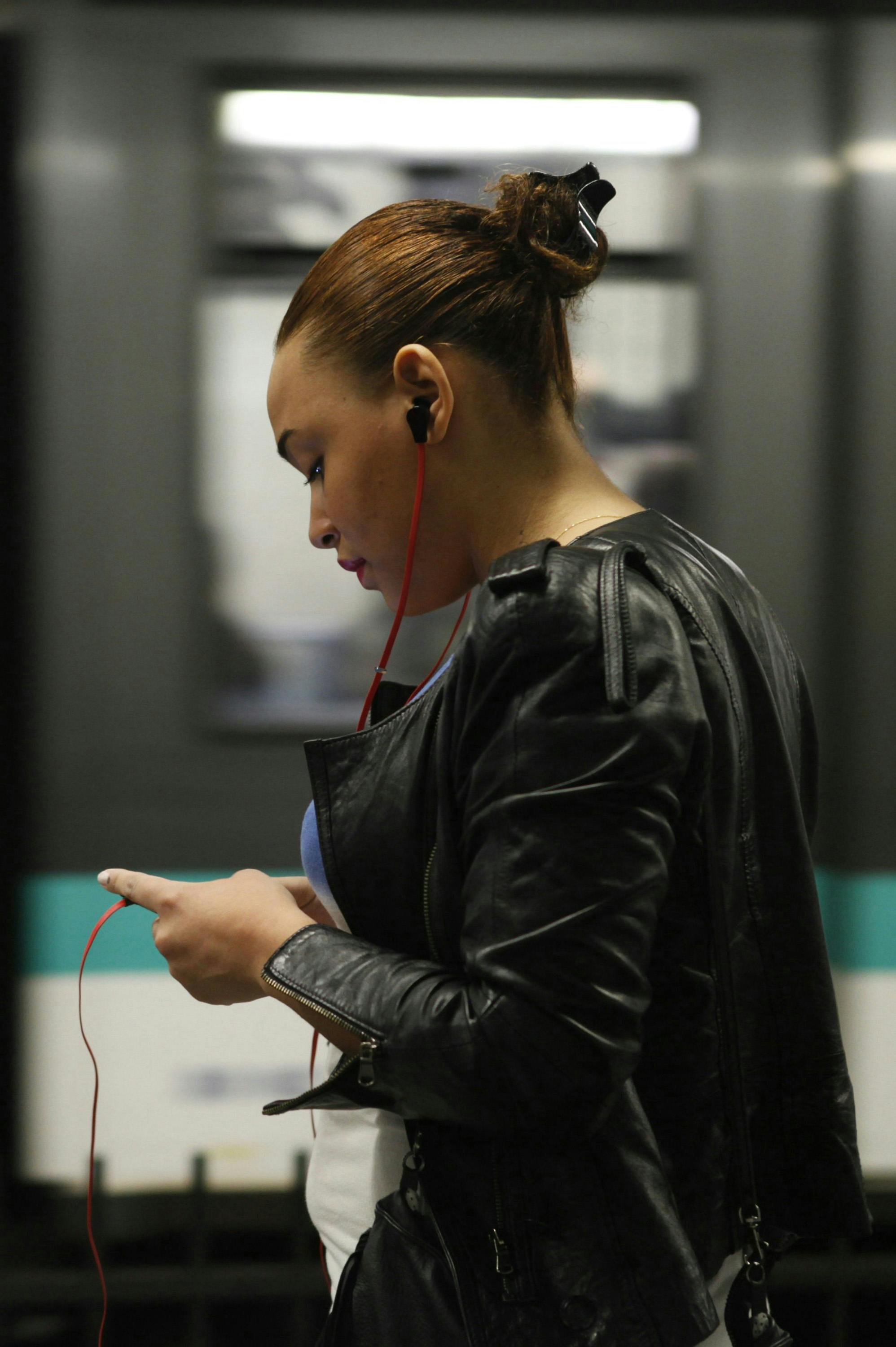 donna in metro con coffie